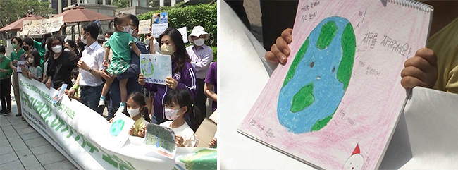 헌법재판소 앞에서 피켓을 들고 기자회견 중인 부모님과 어린이